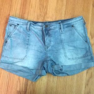 Gap Girlfriend Shorts - Size 14/32 -Light wash